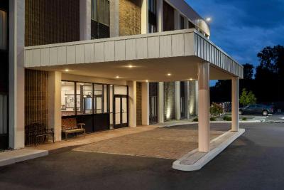 Super 8 by Wyndham Liverpool/Syracuse North Arpt