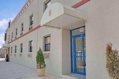 Super 8 by Wyndham Long Island City LGA Hotel