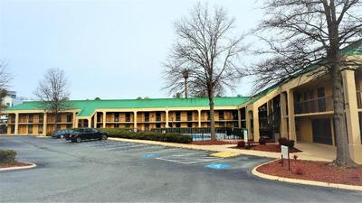 Howard Johnson by Wyndham Greensboro Near Coliseum