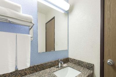 Super 8 by Wyndham New Castle