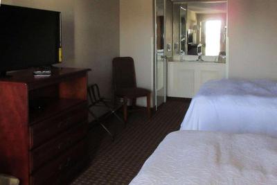 Econo Lodge Inn & Suites Brentwood