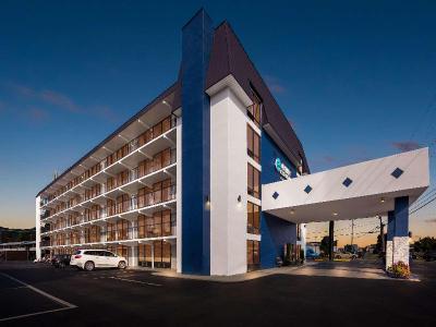 Clarion Inn & Suites near the Leconte Center Pigeo