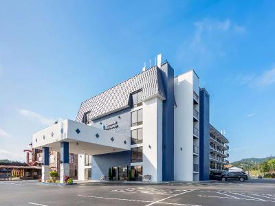 Clarion Inn & Suites near the Leconte Center Pigeo