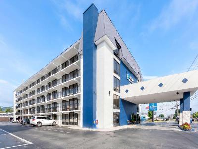 Clarion Inn & Suites near the Leconte Center Pigeo