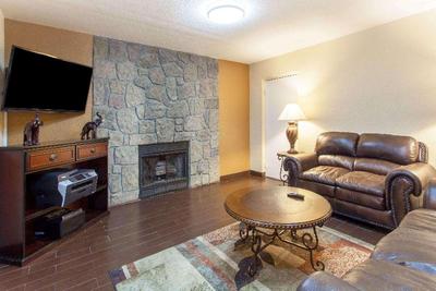 Clarion Inn & Suites near the Leconte Center Pigeo
