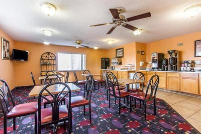 Econo Lodge & Suites