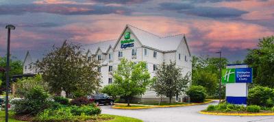 Holiday Inn Express and Suites Lincoln East - Whit
