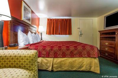 Rodeway Inn & Suites Brunswick near Hwy 1