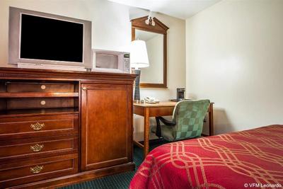 Rodeway Inn & Suites Brunswick near Hwy 1