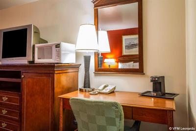 Rodeway Inn & Suites Brunswick near Hwy 1