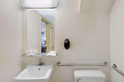 Days Inn by Wyndham Geneva/Finger Lakes