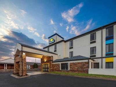 Days Inn by Wyndham Tulsa Central