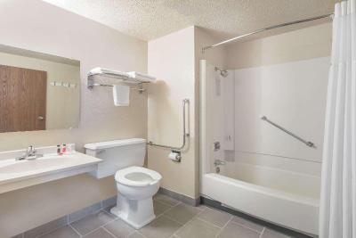 Super 8 by Wyndham Devils Lake