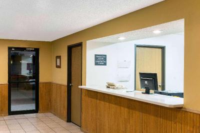 Super 8 by Wyndham Warrenton