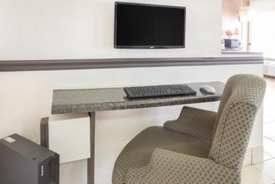 Super 8 by Wyndham Galesburg