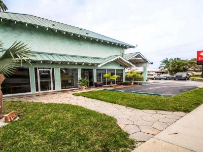 Econo Lodge Cocoa Beach near the Port