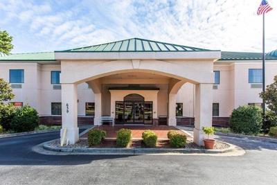 Econo Lodge Inn & Suites Marietta
