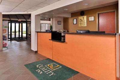 Quality Inn & Suites Matteson near I-5