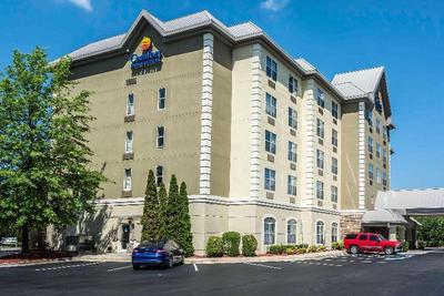 Comfort Inn & Suites near Six Flags