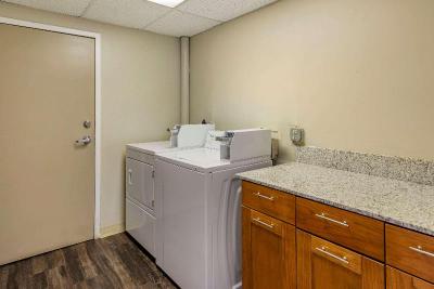 Comfort Inn & Suites near Six Flags