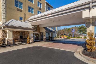 Comfort Inn & Suites near Six Flags
