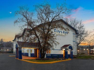 Days Inn by Wyndham Waukegan
