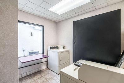 Econo Lodge Inn & Suites