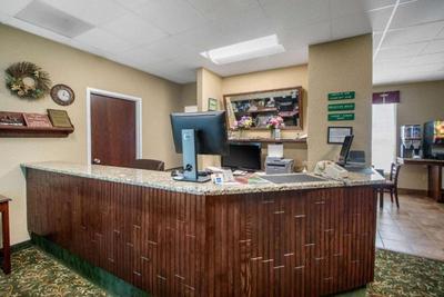 Econo Lodge Inn Suites
