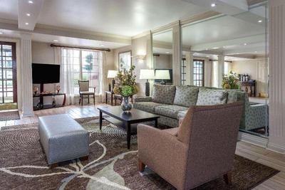 Days Inn & Suites by Wyndham Roseville/Detroit 