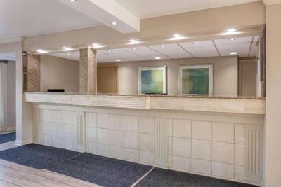 Days Inn & Suites by Wyndham Roseville/Detroit 