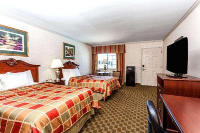 Days Inn & Suites by Wyndham Roseville/Detroit 