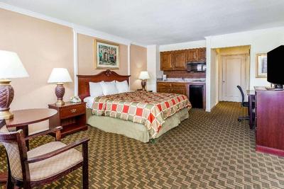 Days Inn & Suites by Wyndham Roseville/Detroit 