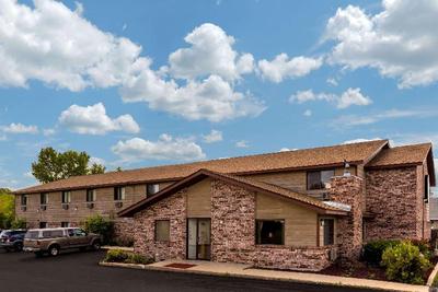 Super 8 by Wyndham Hartford WI
