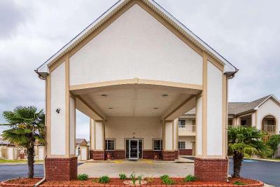 Econo Lodge Inn & Suites