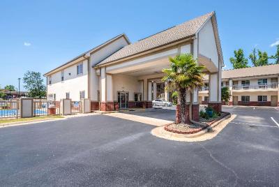 Econo Lodge Inn & Suites