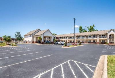 Econo Lodge Inn & Suites