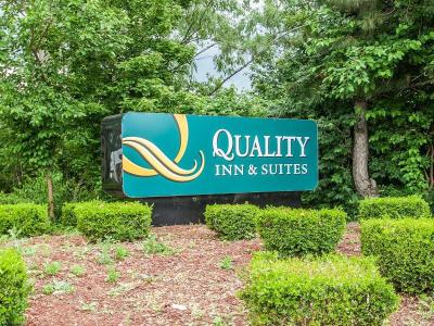 Quality Inn & Suites Kansas City I-435N Near Sport