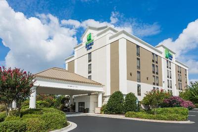 Holiday Inn Express and Suites Wilmington Universi