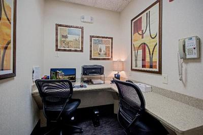 Holiday Inn Express and Suites Youngstown N Warren