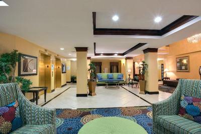 Holiday Inn Express and Suites Tower Center New Br