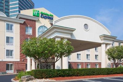 Holiday Inn Express and Suites Tower Center New Br