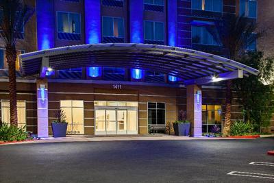 Holiday Inn Express and Suites Anaheim Resort Area