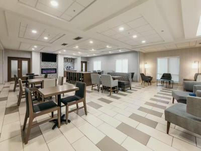 La Quinta Inn & Suites by Wyndham Ankeny IA / Des