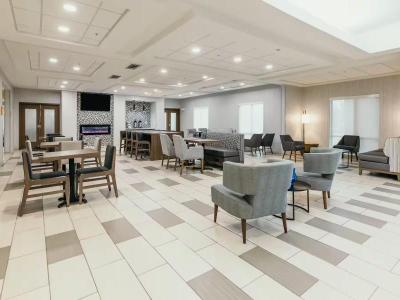 La Quinta Inn & Suites by Wyndham Ankeny IA / Des