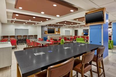 Holiday Inn Express and Suites Chesapeake