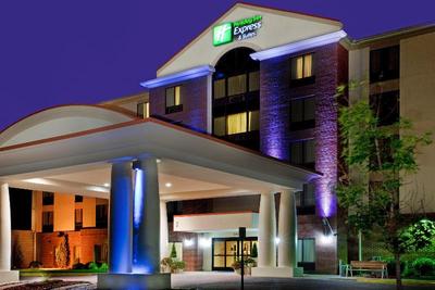 Holiday Inn Express and Suites Chesapeake