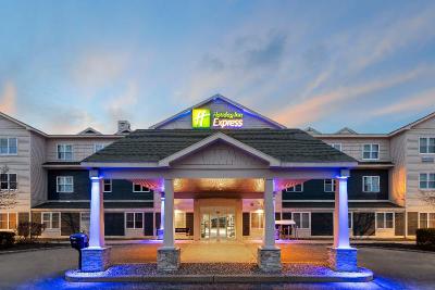 Holiday Inn Express and Suites Freeport Brunswick