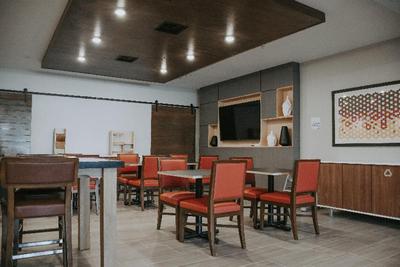 Holiday Inn Express and Suites Lincoln South