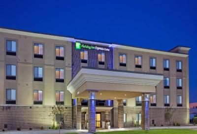 Holiday Inn Express and Suites Lincoln Airport