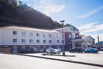 Holiday Inn Express and Suites Logan